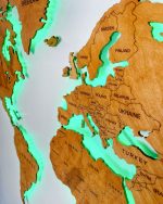 drewniana mapa świata na ścianę podświetlana LED