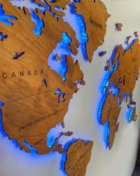 drewniana mapa świata na ścianę podświetlana LED