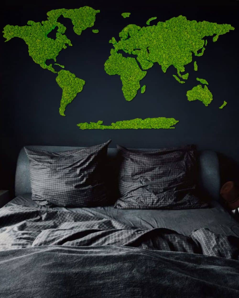 Mapa Świata Z Chrobotka Zawieszona W Ciemnym Pokoju Nad Łóżkiem