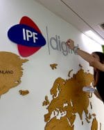 Drewniane kolorowe logo firmy IPF Digital.