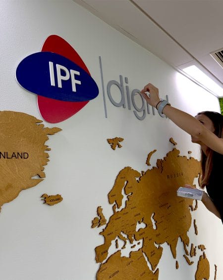 Dřevěné barevné logo IPF Digital.