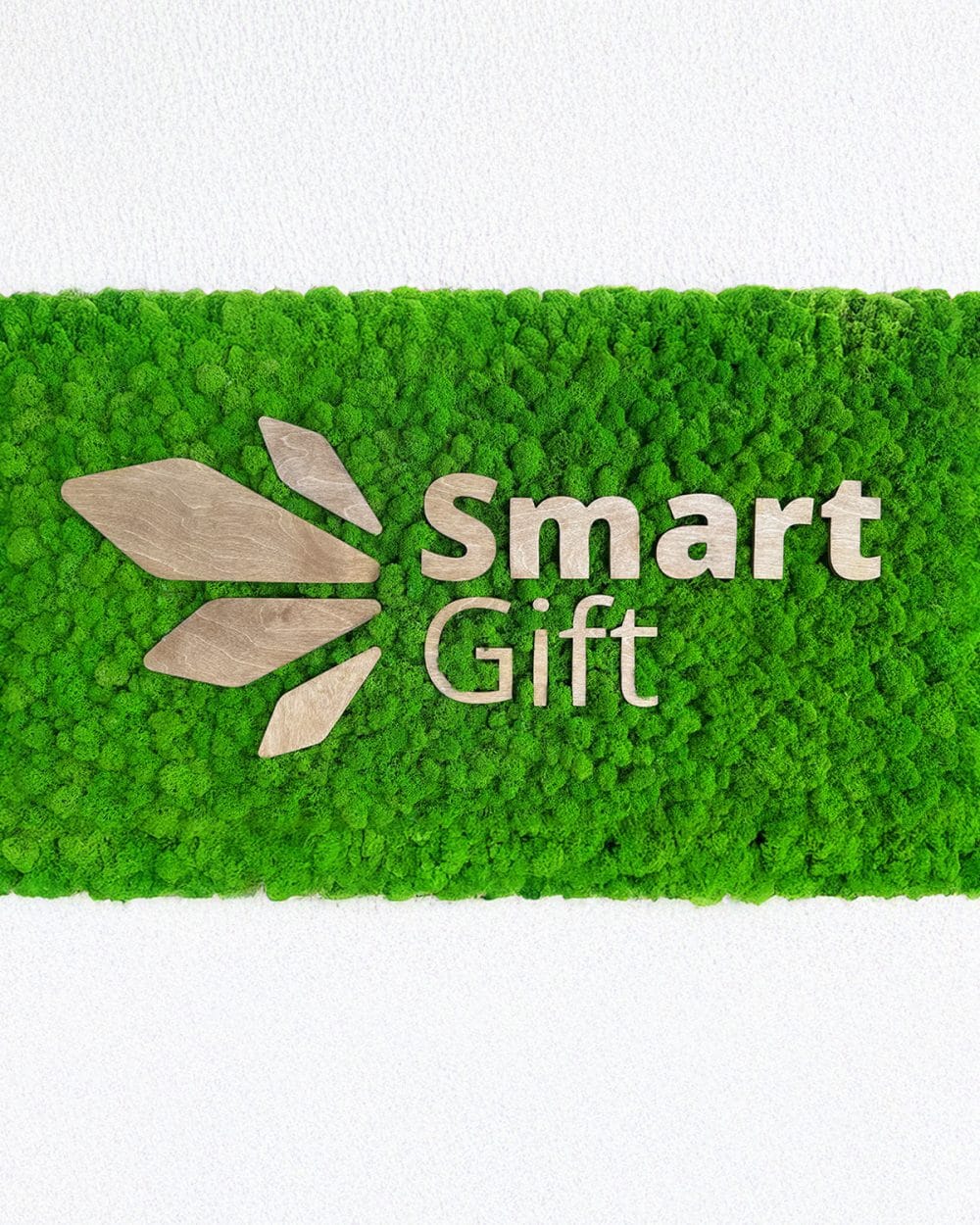 Logo i nazwa firmy z litego drewna dębowego na tle mchu chrobotka.