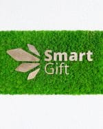 Logo i nazwa firmy z litego drewna dębowego na tle mchu chrobotka.