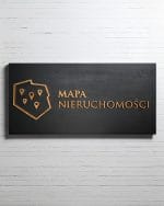 Logo firmy z litego dębu wykonane na drewnianej sklejce.