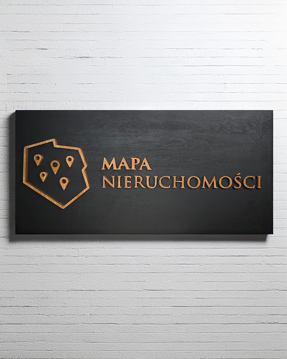 Logo firmy z litego dębu wykonane na drewnianej sklejce.