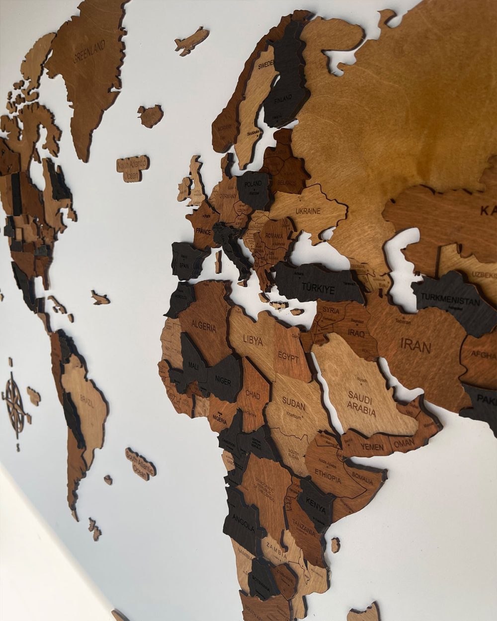 Mapa świata 3d ma ścianę z drewna | ESPRESSO