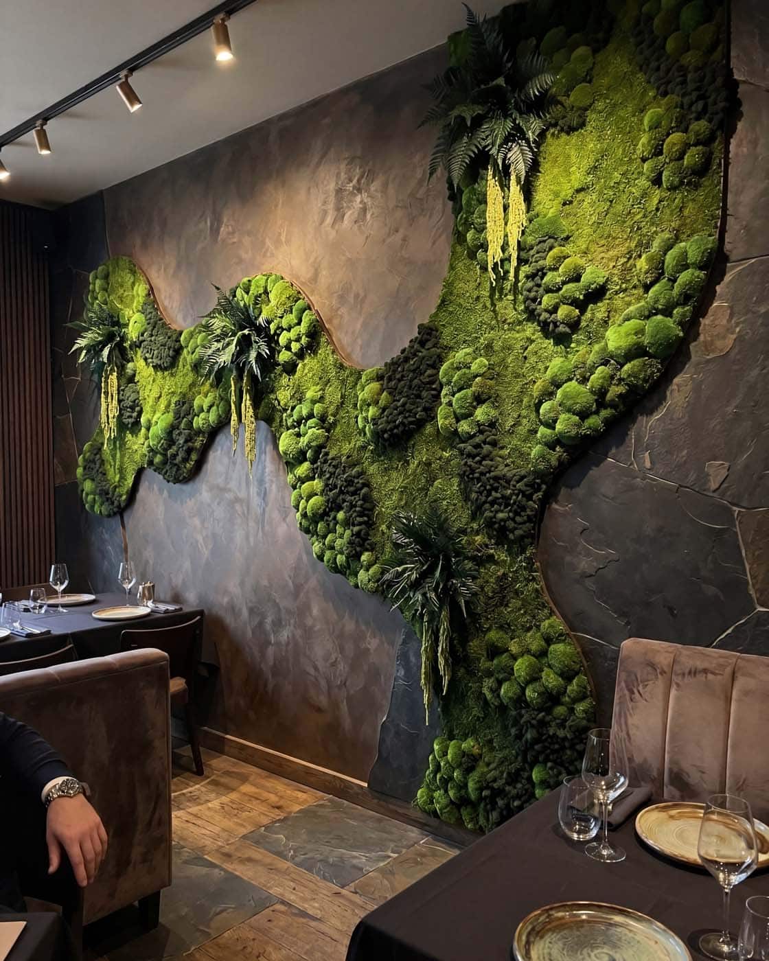 Kompozycja Z Mchu Poduszkowego Na Ciemnej Ścianie W Restauracji