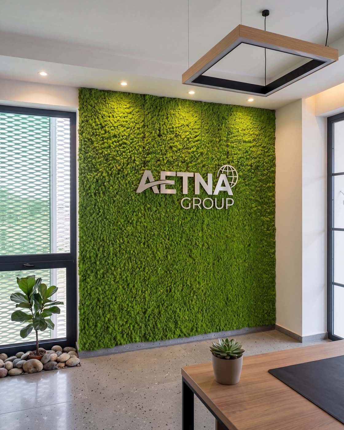 Ściana Z Chrobotka Z Logo Aetna Group W Biurze
