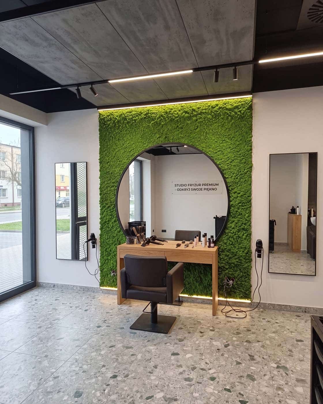 Ściana Z Chrobotka Z Okrągłym Lustrem W Salonie