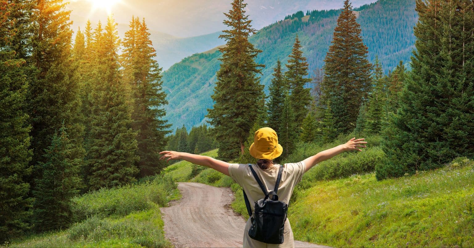 Reisebegeisterter Vor Einer Waldlandschaft.