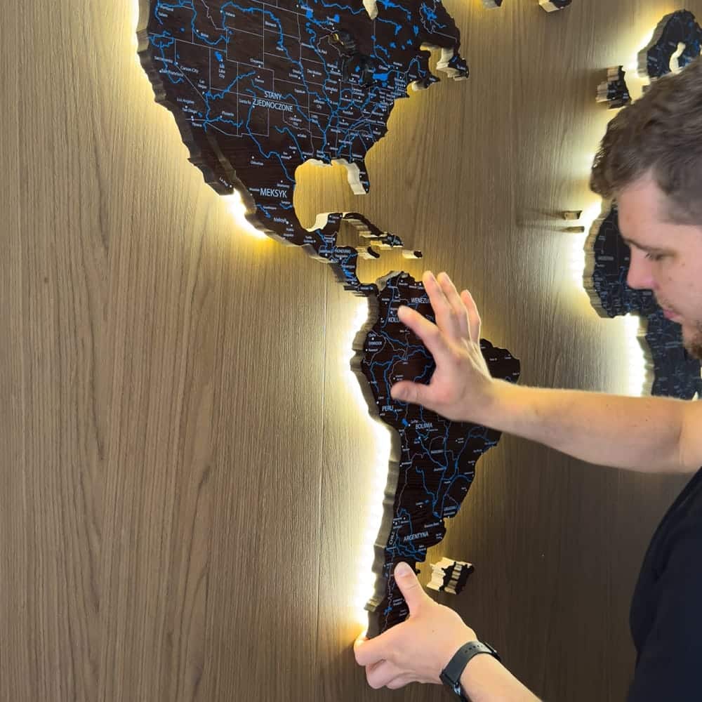 Der Monteur Befestigt Einen Abschnitt Der Led-Holzkarte Aus Holz.