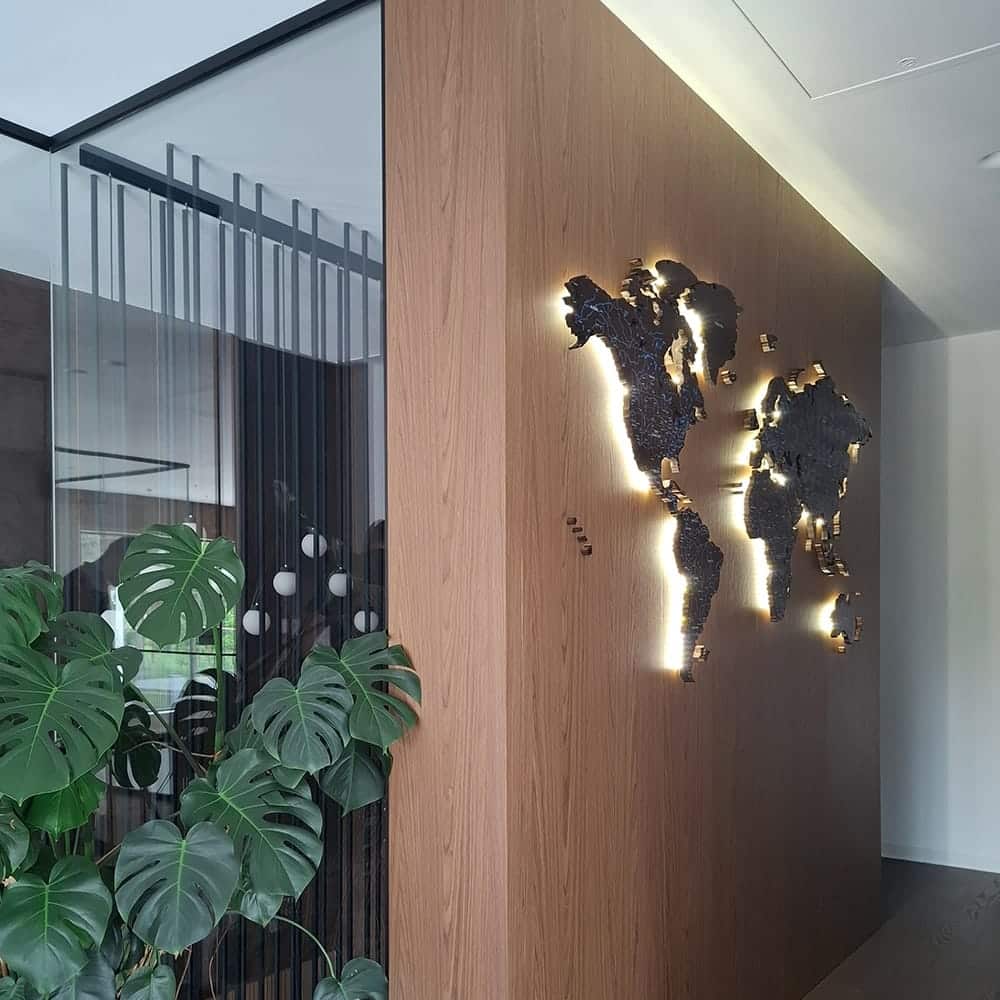 Led-Holzkarte In Ebenholz Auf Einer HolzfläChe Im Flur. Daneben Eine Topfpflanze.
