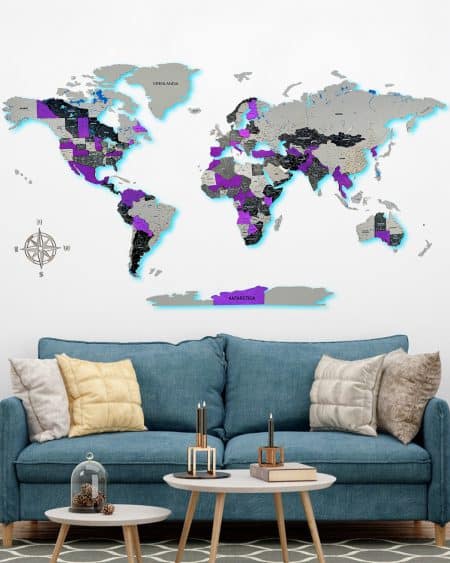 Mapa 3D Premium LED Sikorka w kolorze Indigo zawieszona nad kanapą w salonie