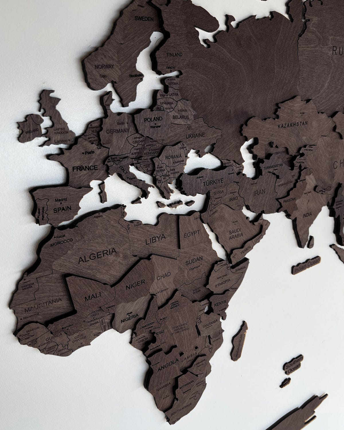 Mapa Swiata 3D Z Drewna Czekolada 2 Drewniana Mapa Świata 3D W Kolorze Czekolady Zawieszona Na Białej Ścianie.