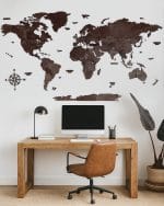 Mapa świata 3D w kolorze czekolady Drewniana mapa świata trójwymiarowa 3D w kolorze czekolady zawieszona nad kanapą w stylowym salonie.