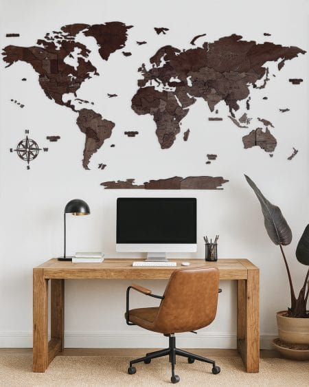 Drewniana mapa świata trójwymiarowa 3D w kolorze czekolady zawieszona nad kanapą w stylowym salonie.